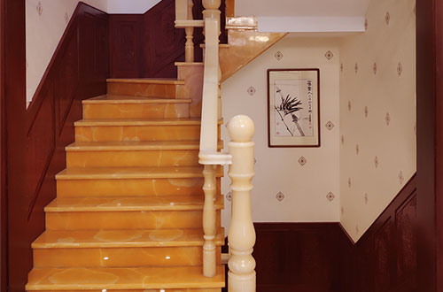 阿拉尔中式别墅室内汉白玉石楼梯的定制安装装饰效果