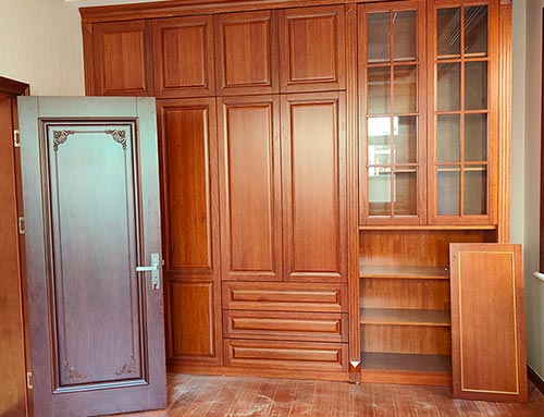 阿拉尔中式家庭装修里定制的实木衣柜效果图
